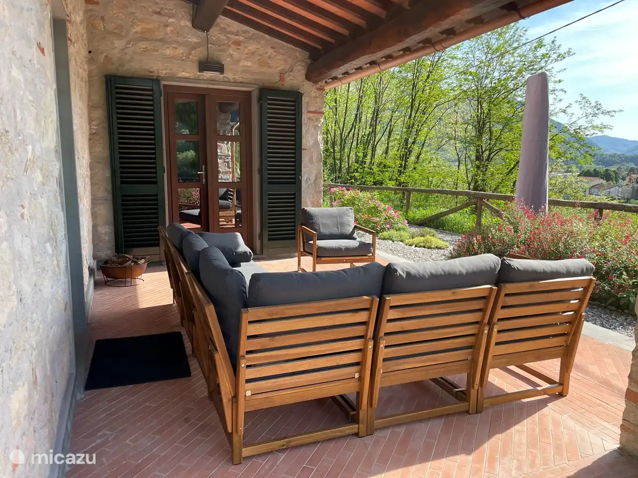 Die Terrasse mit großem Lounge-Set.