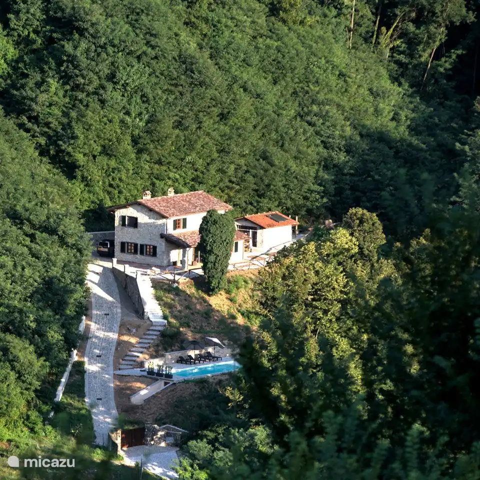Villa Maddalena von der anderen Seite des Flusses Serchio . gesehen