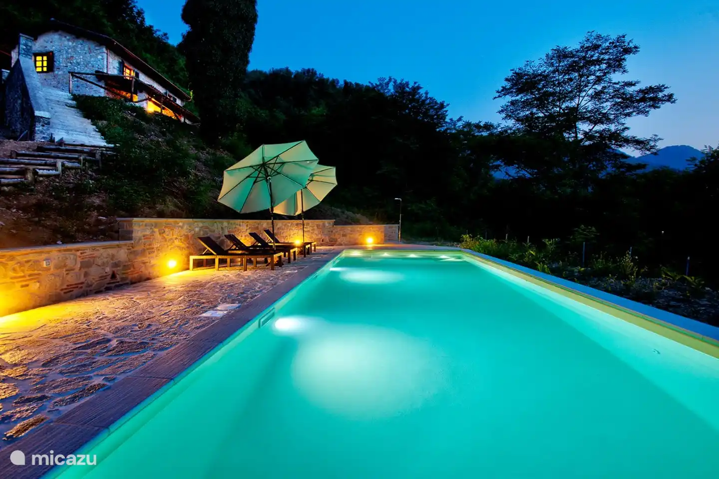 Der Pool ist 12 x 4 Meter groß, es gibt Sonnenschirme, Sonnenliegen und eine Dusche.