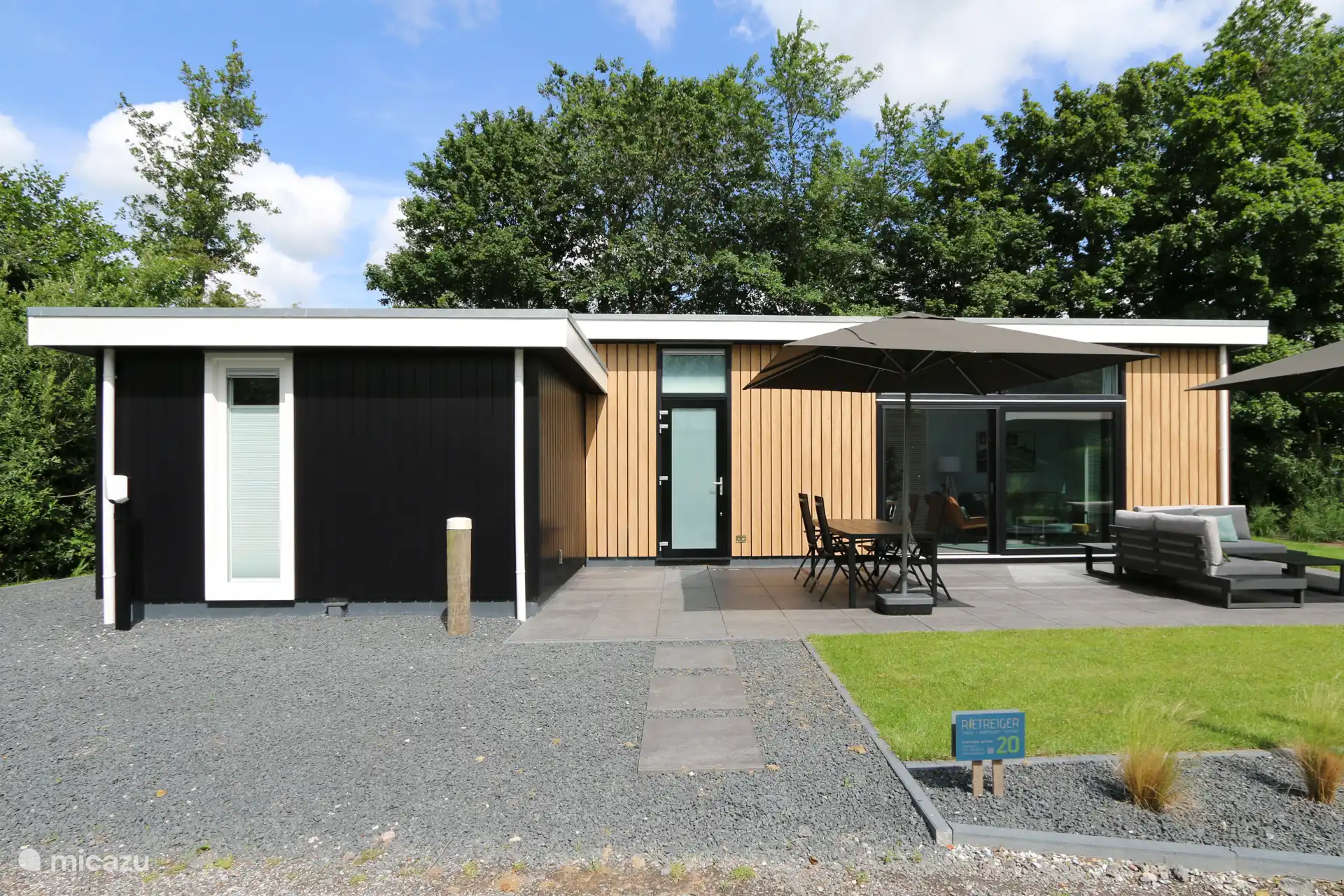 Ruim terras gericht op zuidwesten met heerlijke lounge- en eetset, parkeerplaats, laadpaal, barbecue