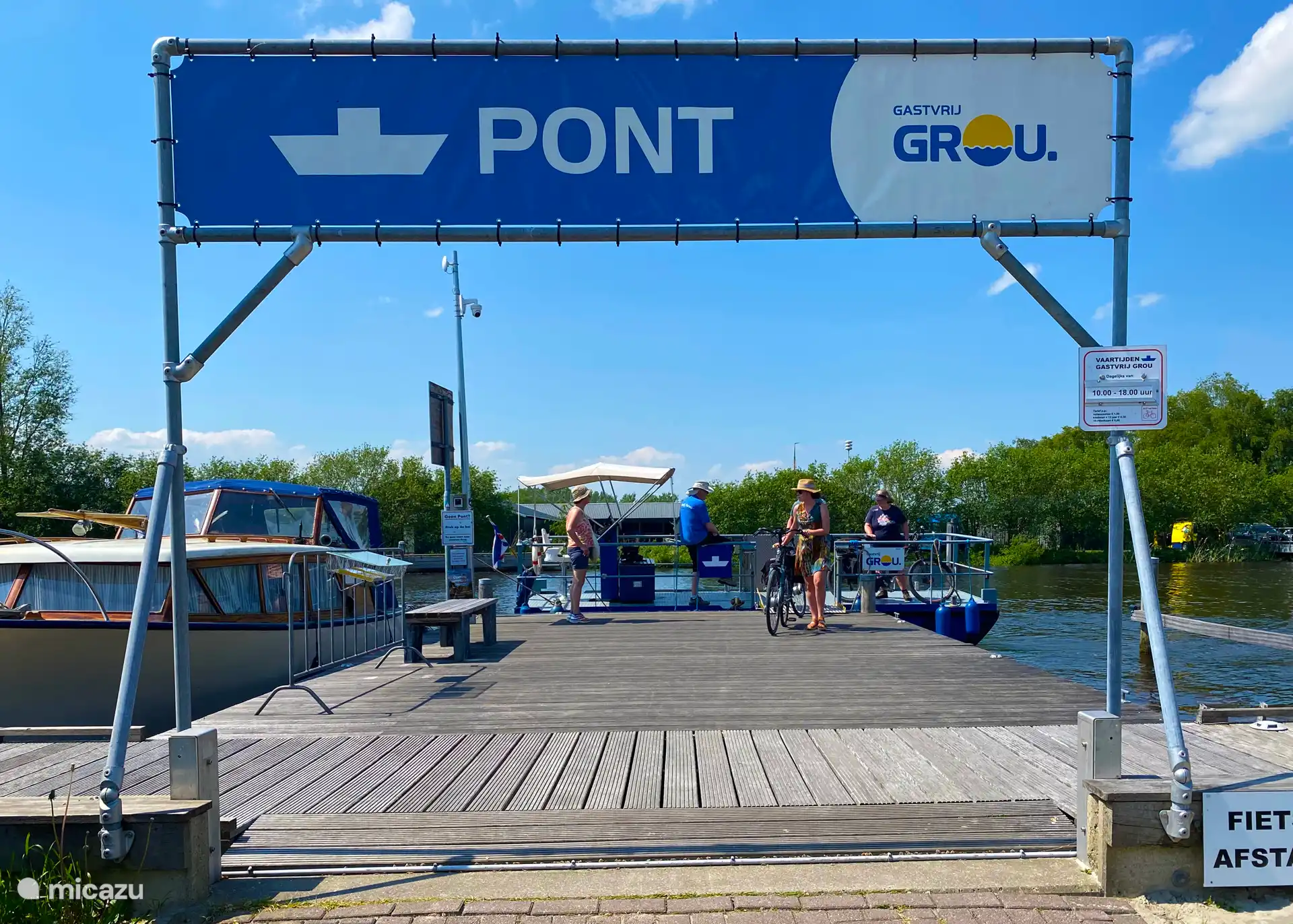 voet en fietspontje naar het centrum van Grou
