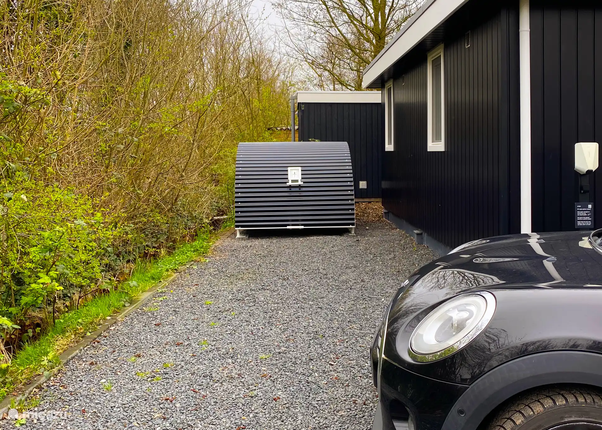 Privé parkeerplaats, fietsenberging en laadpaal. 