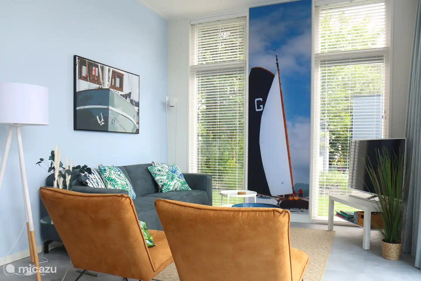 Ruime en lichte moderne woonkamer met airconditioning en schuifpui naar het terras. In de winter genieten van vloerverwarming