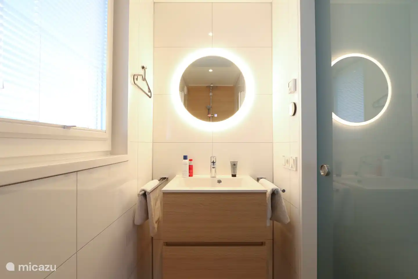 Infrarood verwarming in de badkamer en spiegel met verwarming