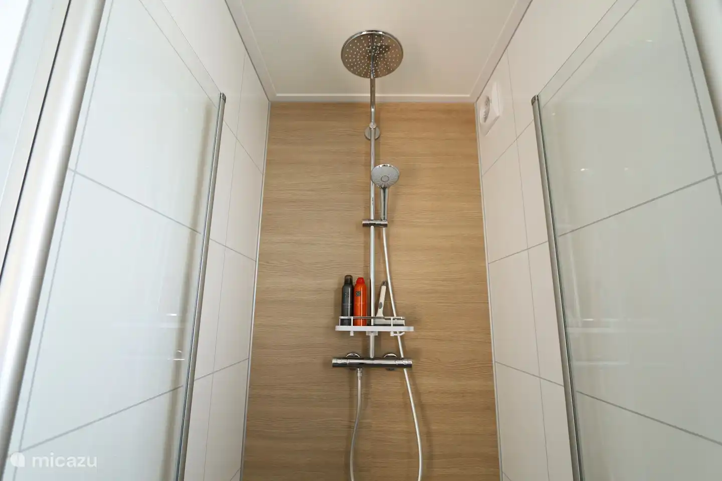 Heerlijke regendouche in de badkamer en suite