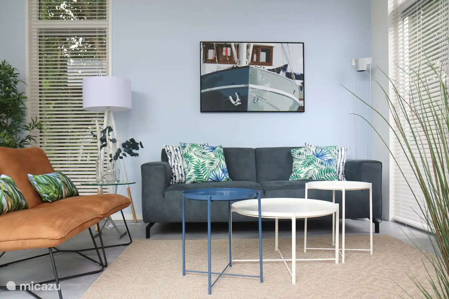 Comfortabele bank met uitzicht op de tuin