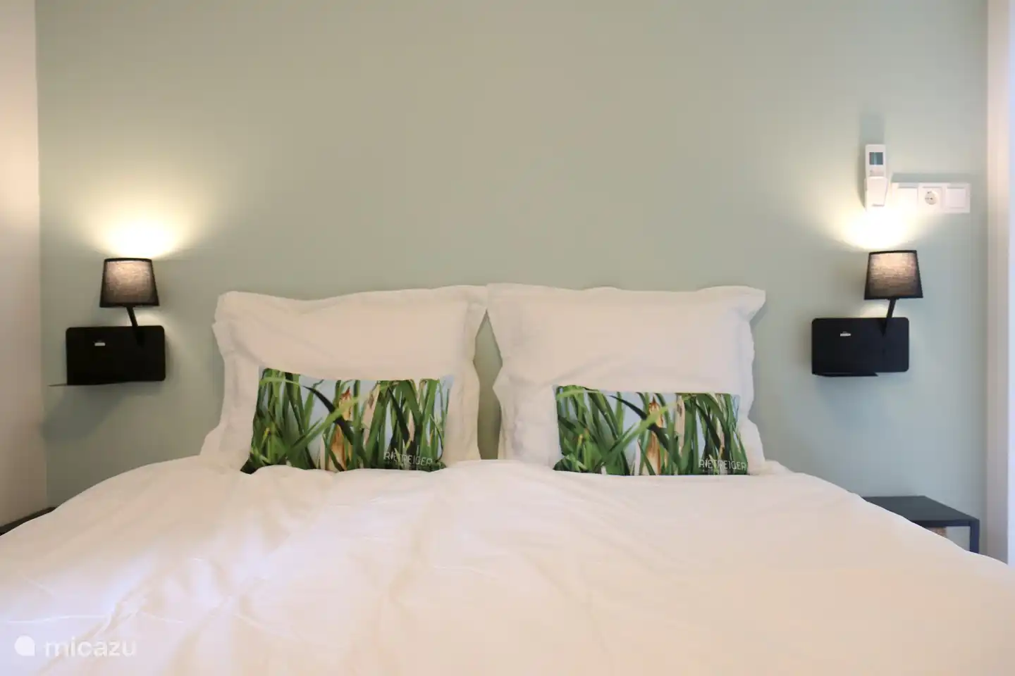 Tweepersoons slaapkamer met extra lange hotel boxspringbedden in de Rietreiger