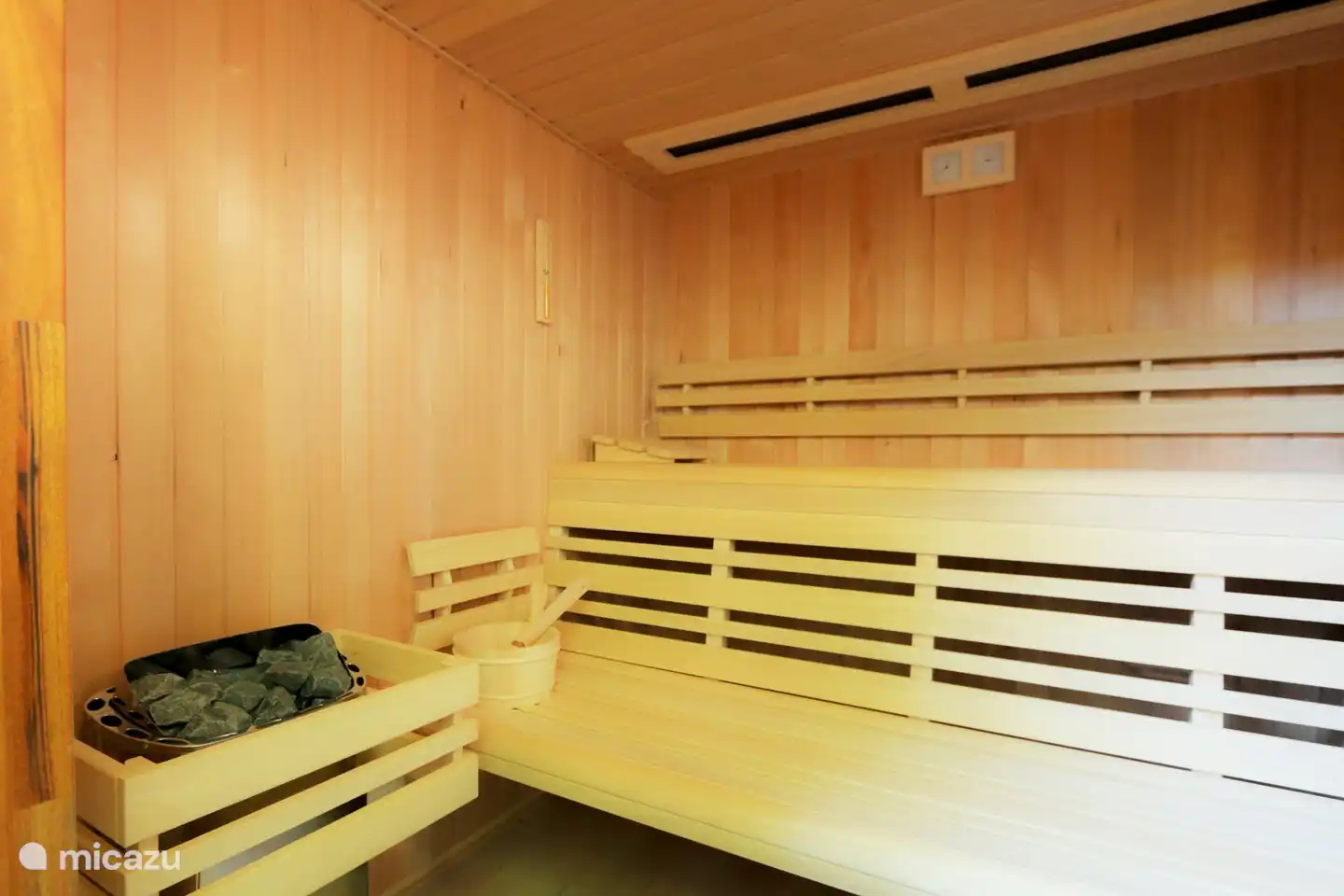 Finse sauna voor 4 personen. Met elektrische kachel. Of als infrarood sauna voor max 2 personen tegelijk