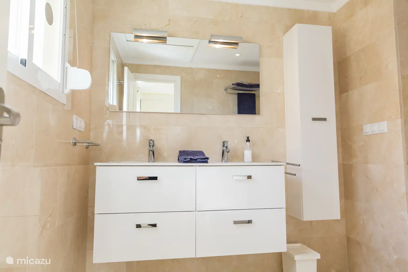 Das wunderschöne Marmor-Badezimmer mit Ausstattung und das Hauptschlafzimmer