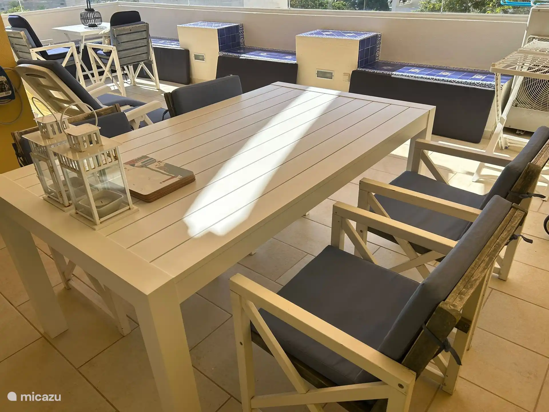 Die Terrasse mit großem Esstisch