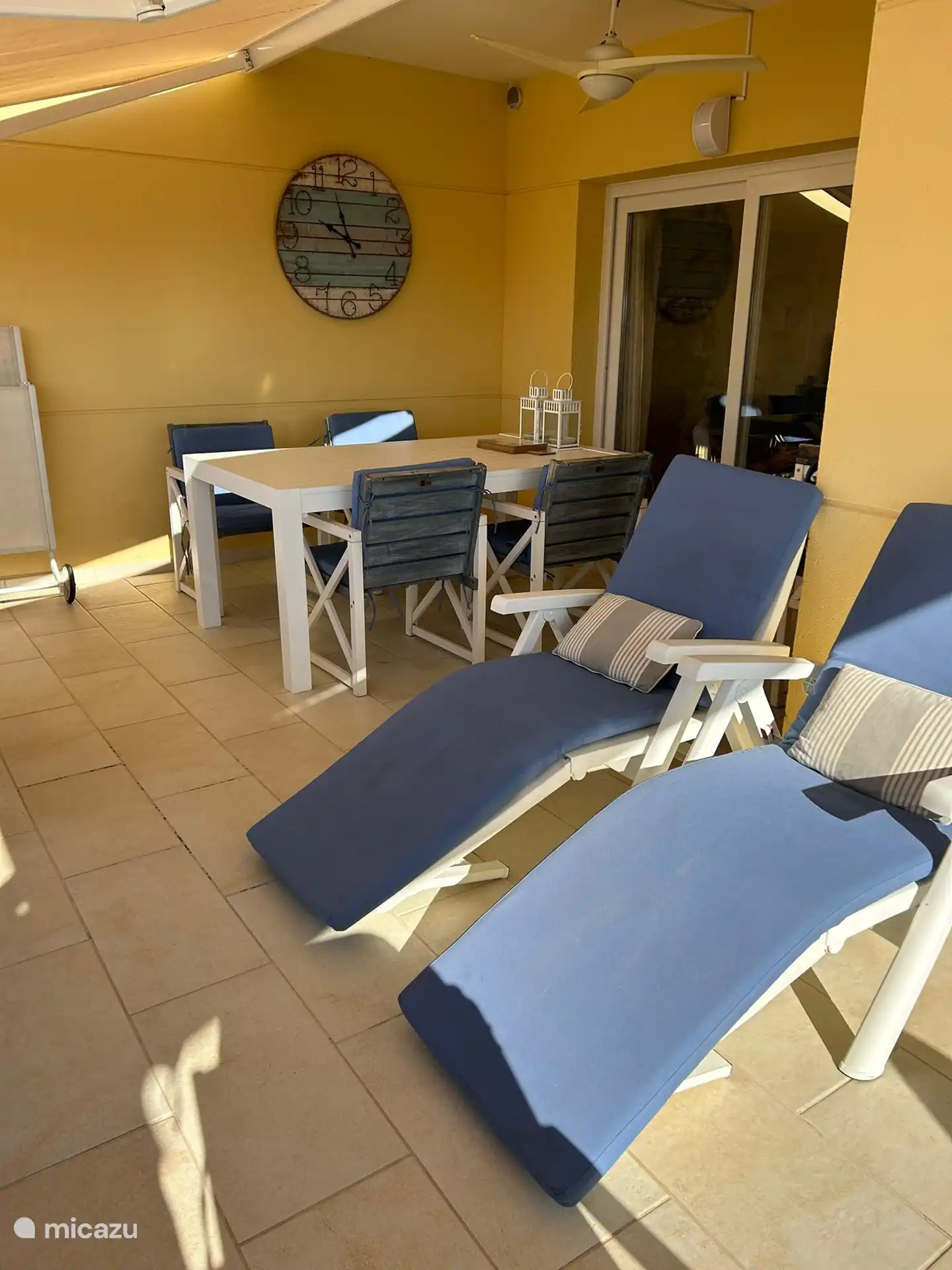 Die Terrasse mit einem Esstisch für sechs Personen, einer Getränke-/Kaffeeecke für acht Personen und zwei Sonnenliege