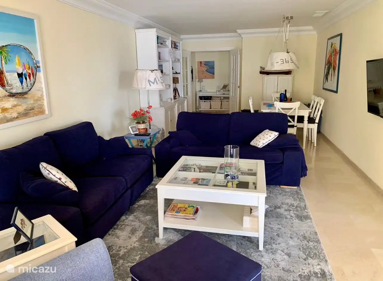 Ein großes Wohnzimmer