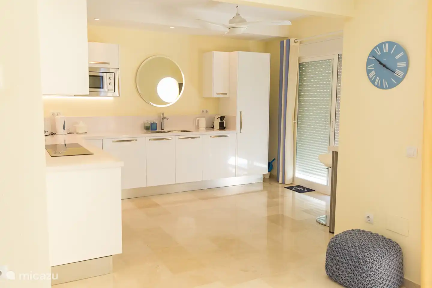 Schöne italienische offene Küche mit Zugang zur Terrasse 