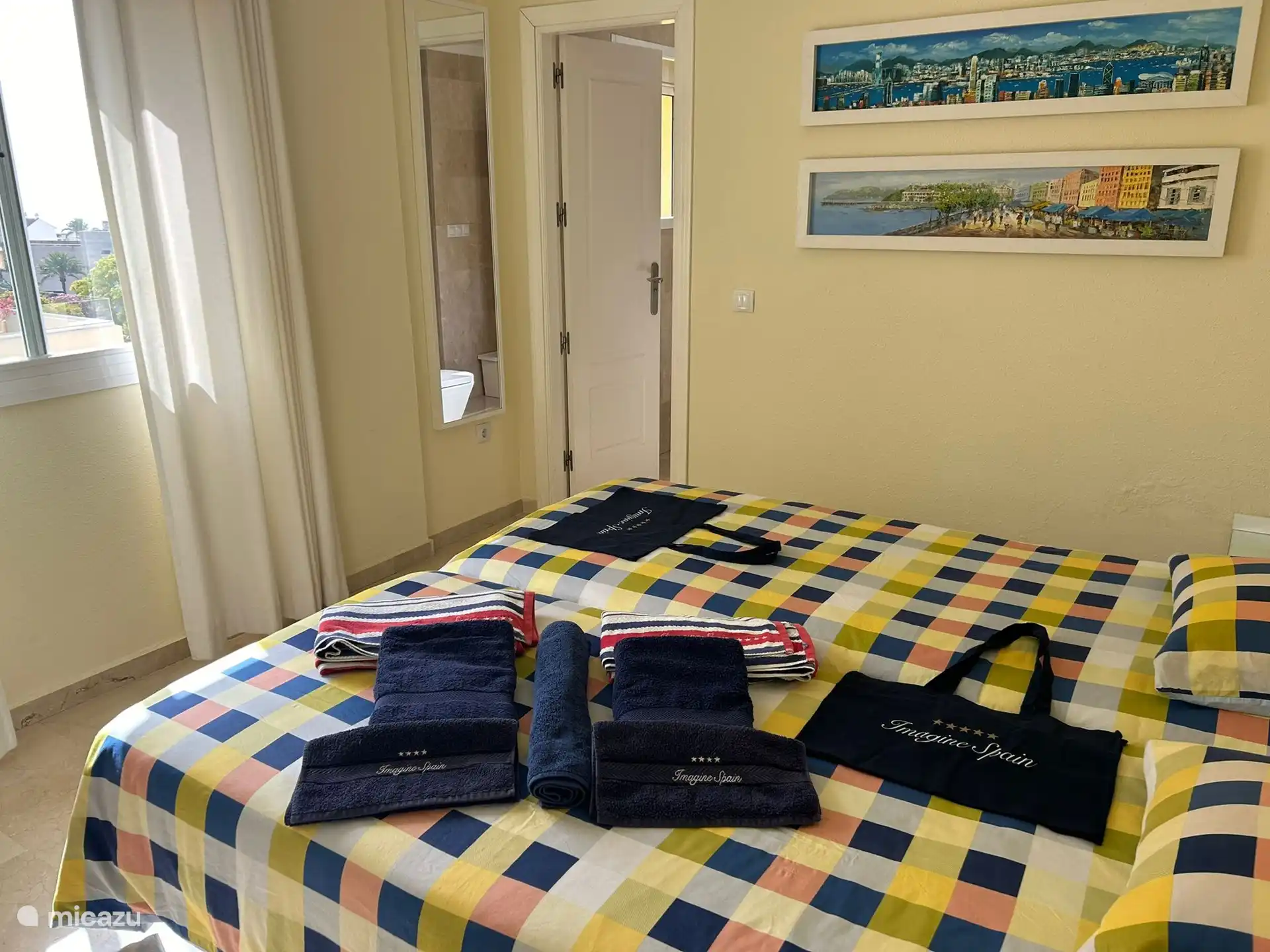 Das Hauptschlafzimmer mit angrenzendem Bad