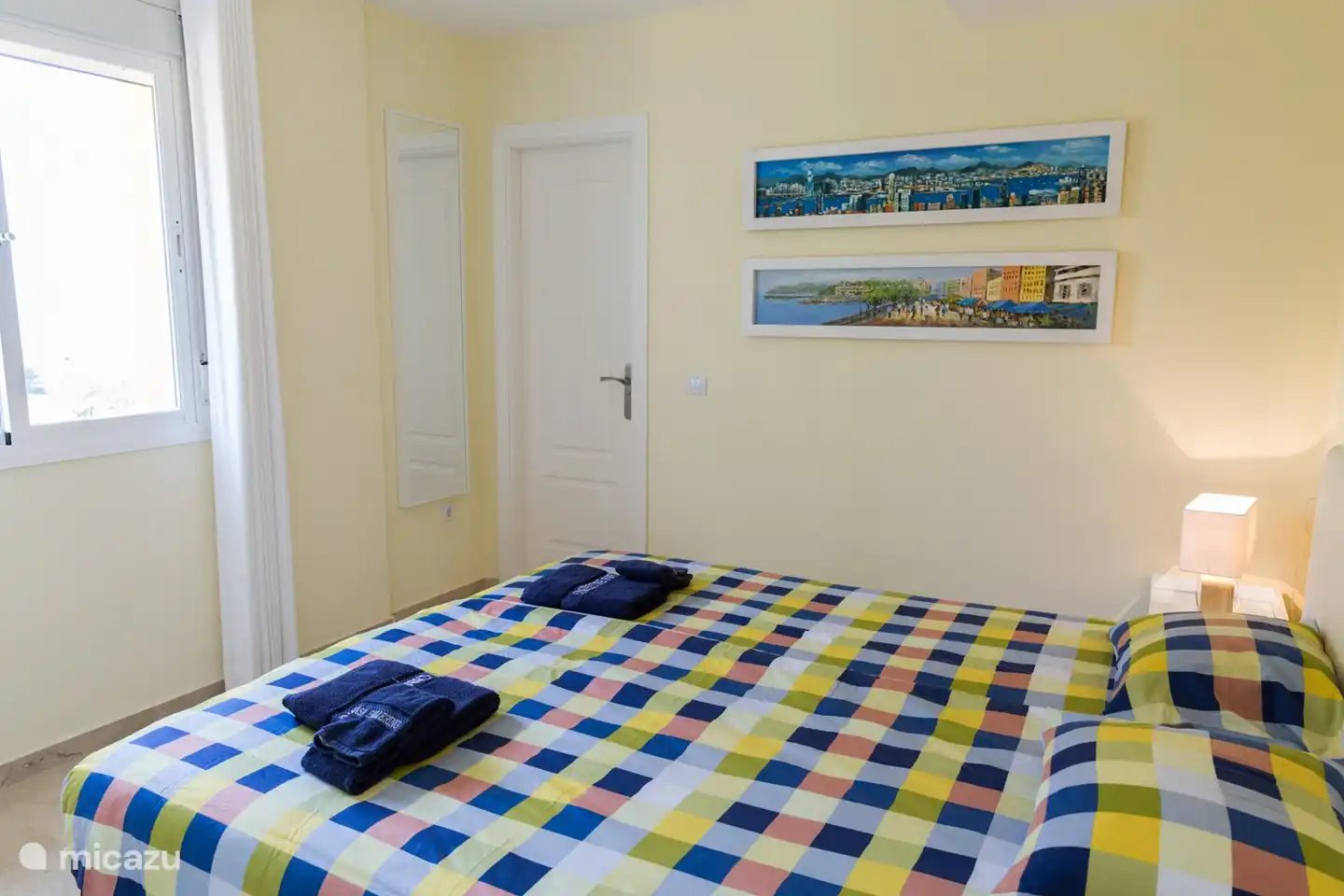 Schönes geräumiges Schlafzimmer mit Meerblick