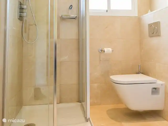 Lujo 4/6 pers. Ap/Puerto Alto en España, Costa del Sol, Estepona - apartamento El 2º baño con ducha a ras de suelo, inodoro y lavabo