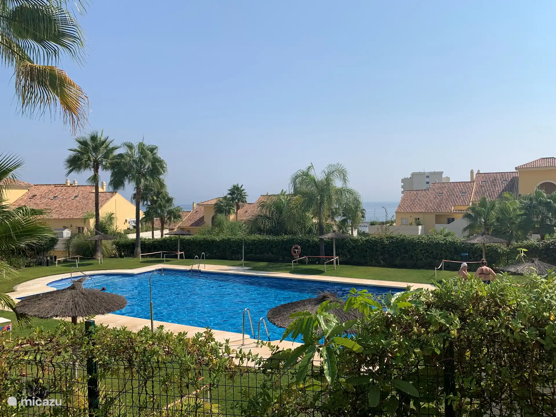 Das Schwimmbad oben ist das ganze Jahr über geöffnet. Der Rettungsschwimmer ist nur während der Sommersaison anwesend. 