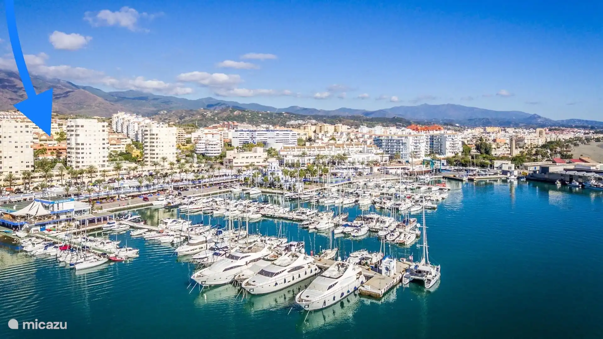 Der Hafen von Estepona mit Puerto Alto auf der linken Seite 