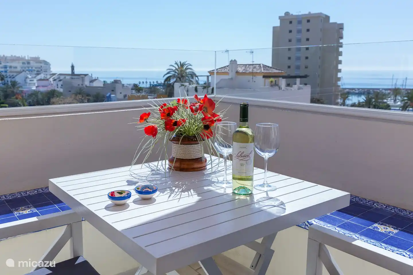 Kaffee- oder Getränkeecke mit Blick auf das Meer, den Hafen und das Leben
