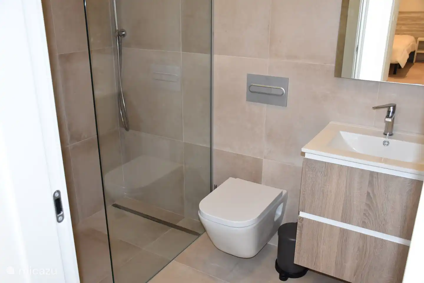 Das zweite Badezimmer bietet den gleichen Komfort wie das andere Badezimmer. Dieses hat auch ein Waschbecken, eine Dusche und ein WC. Handtücher sind im Mietpreis inbegriffen.