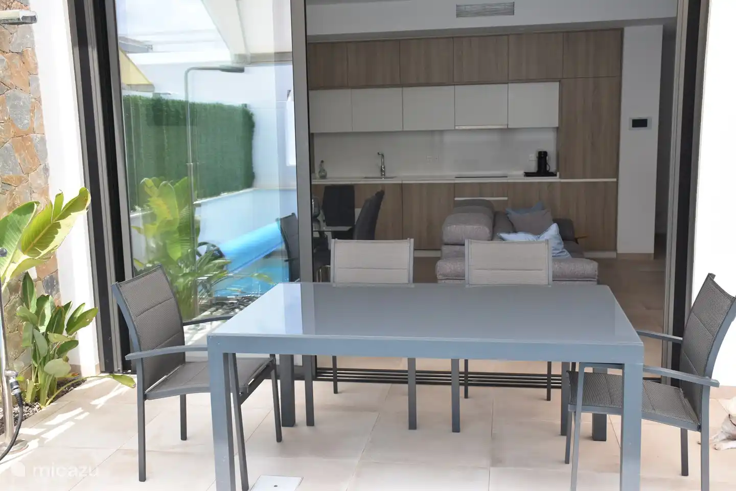 Das große Schiebefenster macht das Wohnen im Innen- und Außenbereich zu einer Einheit.