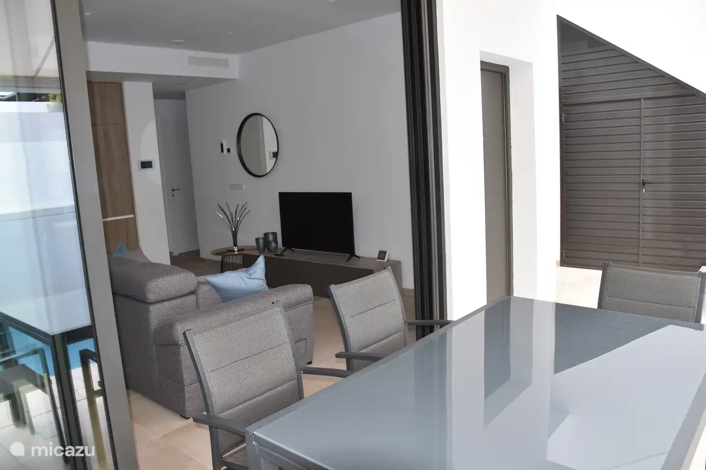 Rechts (braune Tür) finden Sie den ersten Abstellraum mit Waschmaschine, Trockner, Wäscheständer, Bügelbrett, Staubsauger, ...