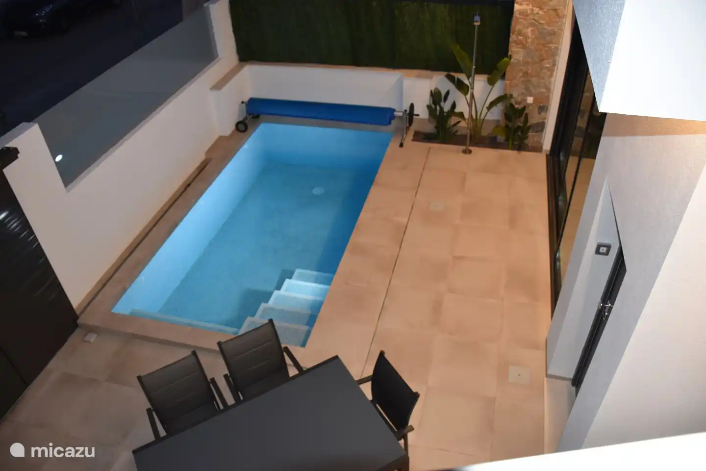 Die untere Terrasse mit Swimmingpool. Das Fenster bietet einen nahtlosen Übergang von innen nach außen. Diese Terrasse genießt den ganzen Tag die Sonne, auf Wunsch können Sie jederzeit die elektrische Markise nutzen. Alle Fenster des Hauses sind mit Moskitonetzen ausgestattet.