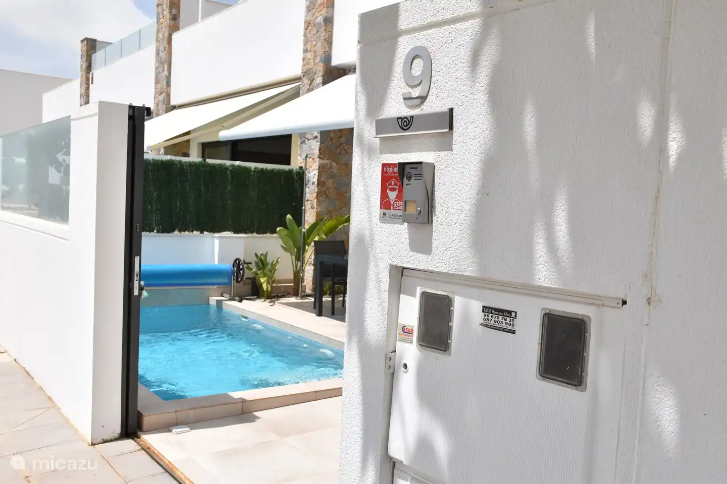 Durch das Tor und die Wand mit Milchglas genießen Sie jederzeit absolute Privatsphäre.