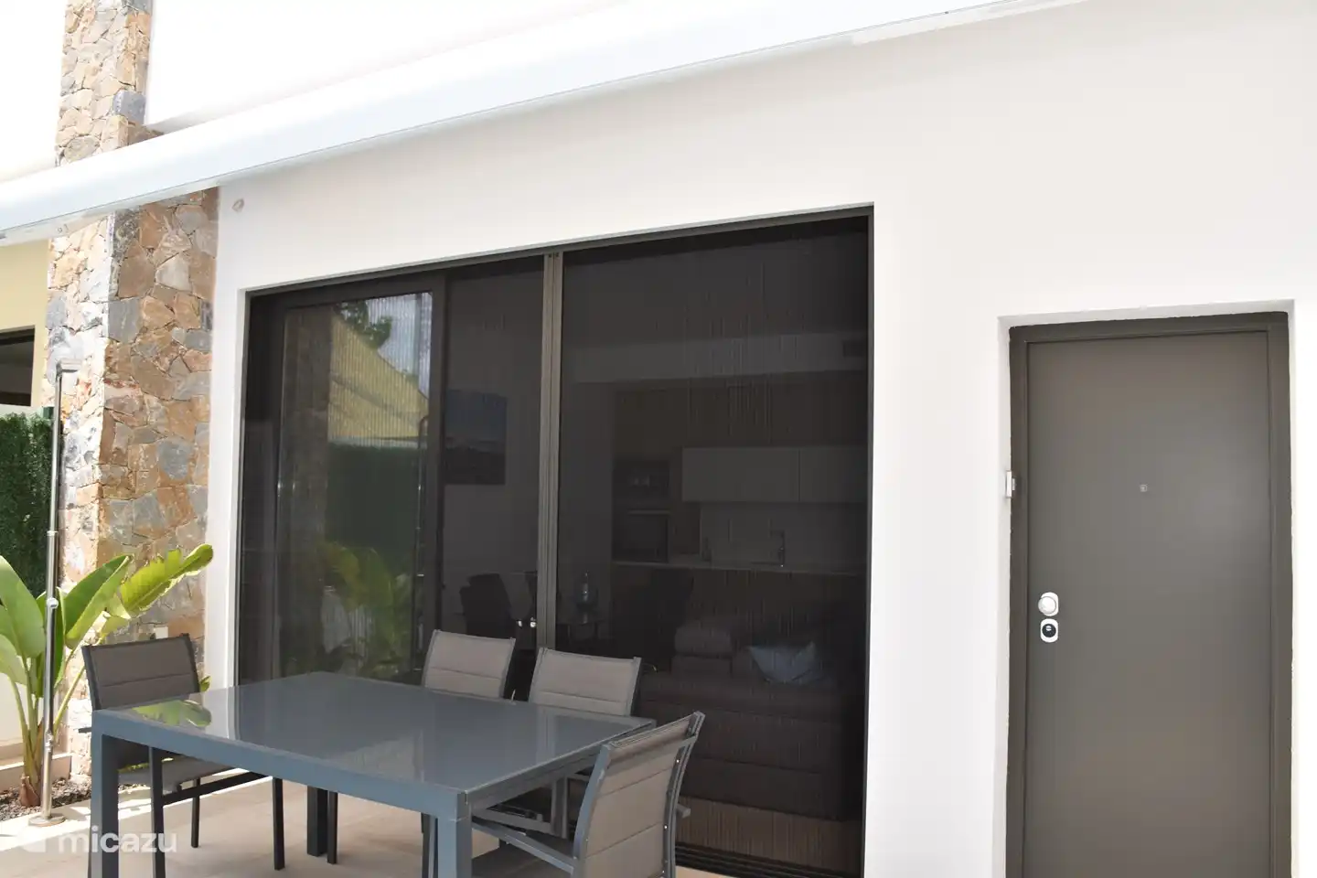 Vorderansicht Haus mit geschlossenem Moskitofenster.