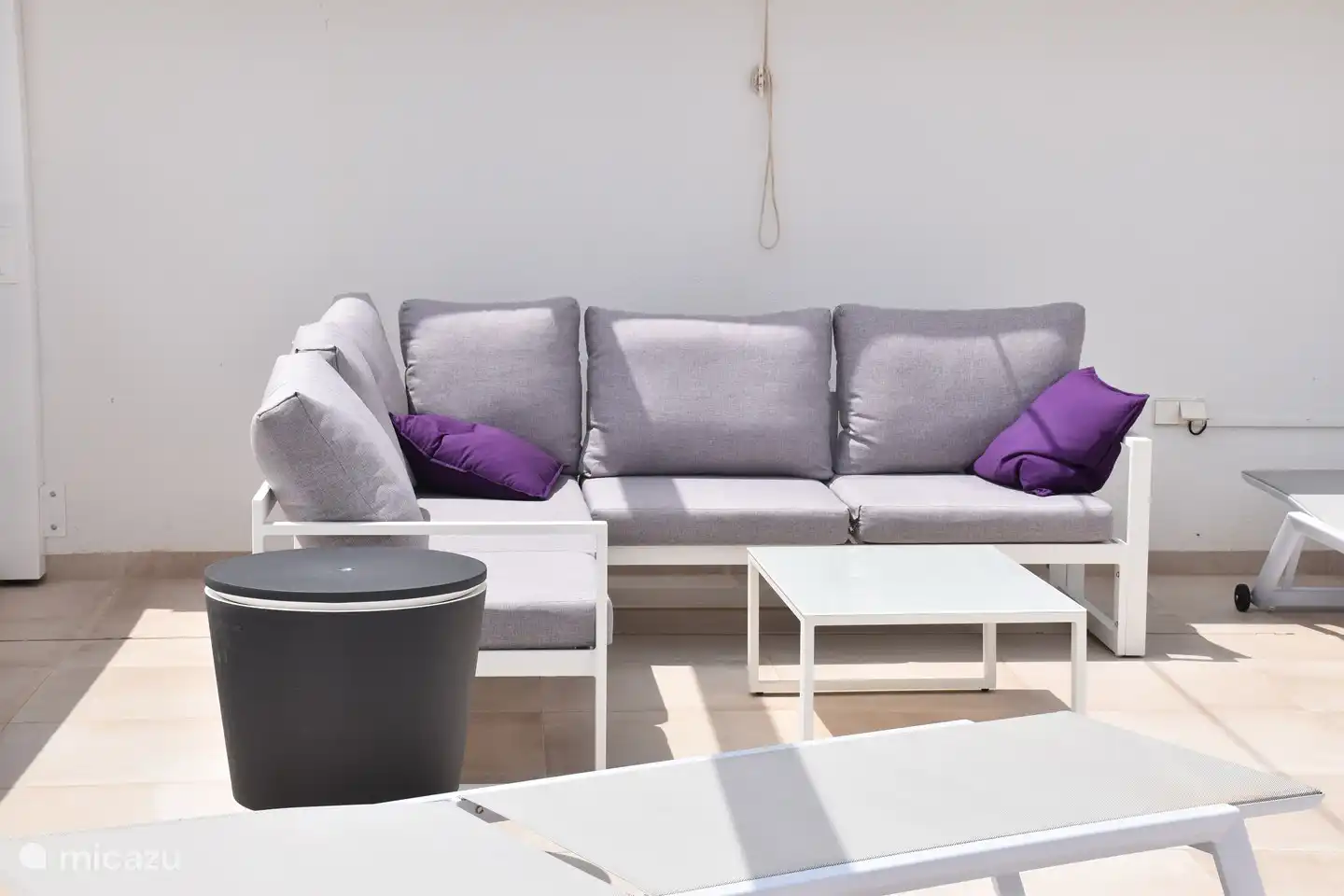 Die Terrasse im Obergeschoss enthält eine Außenküche, Grill, Gartentisch mit 6 Stühlen, Lounge-Set, Sonnenliegen und einen Abstellraum. Auch hier ist die Privatsphäre garantiert.