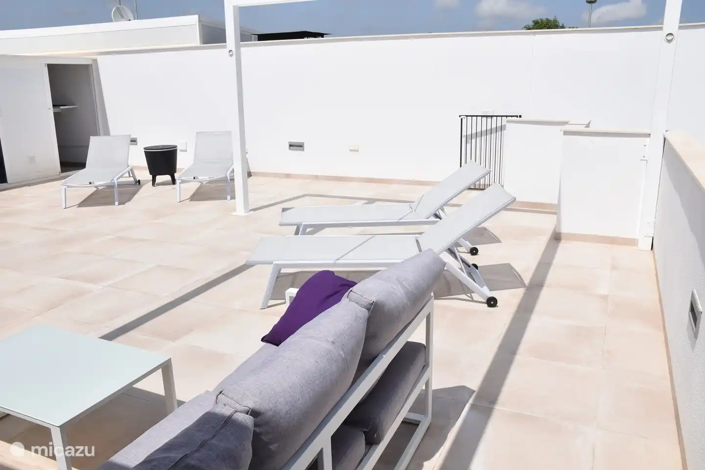 Die Terrasse im Obergeschoss enthält eine Außenküche, Grill, Gartentisch mit 6 Stühlen, Lounge-Set, Sonnenliegen und einen Abstellraum. Auch hier ist die Privatsphäre garantiert.