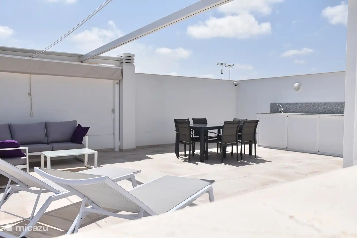 Ausziehbare Pergola erhältlich, um zu jeder Tageszeit Schatten zu erhalten.