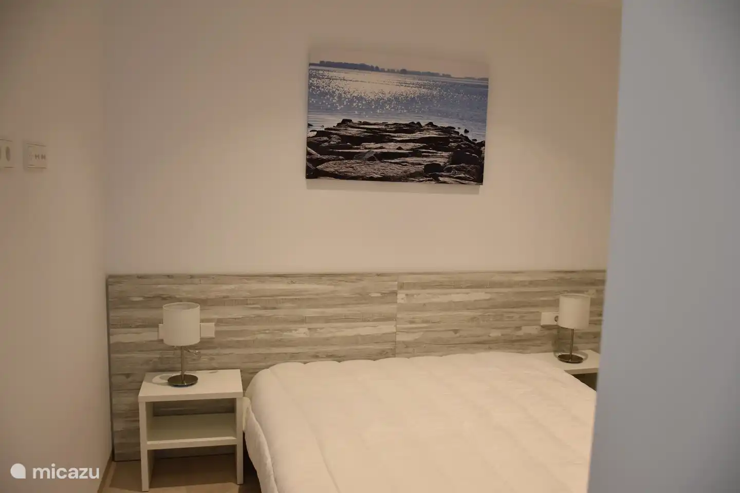 Schlafzimmer 1 mit Doppelbett und eigenem Bad. Dieses Schlafzimmer hat direkten Zugang zur Terrasse. Jedes Schlafzimmer hat Einbauschränke, Klimaanlage/Heizung und Rollläden.