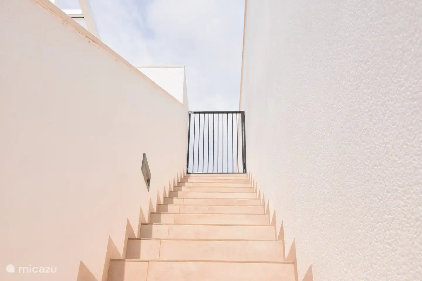 Sicherheit vom Feinsten. Am oberen Ende der Treppe ist ein festes Tor montiert; Auf Wunsch kann auch am unteren Ende der Treppe ein zusätzliches Tor angebracht werden.