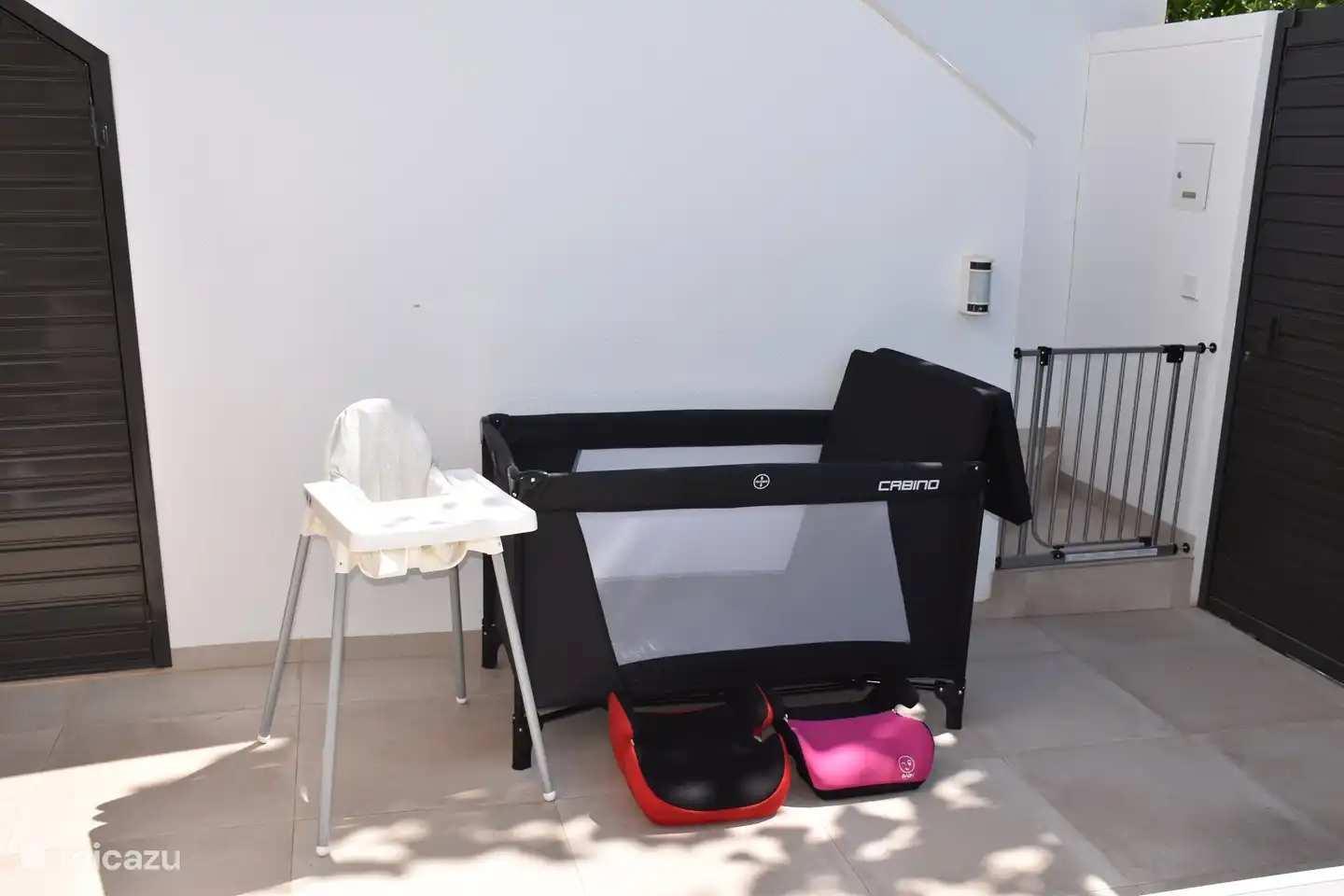 Kinder sind auf jeden Fall willkommen! Ein Esszimmerstuhl steht zur Verfügung; 2 Kindersitze für das Auto; ein Kinderbett mit zusätzlicher Matratze von 5 cm Dicke + Laken und ein Tor, das am Ende der Treppe montiert wird.