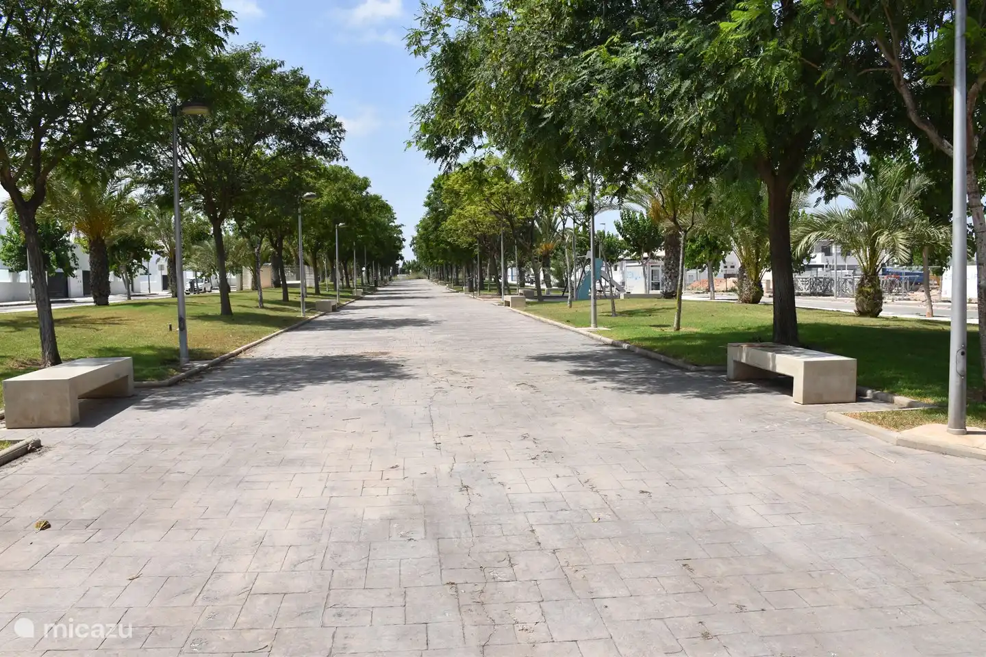 Dieser Fußgängerplatz ist 50 m von der Casa entfernt und verfügt über einen kleinen Spielplatz. Der ideale Ort, um mit anderen zu chatten. Entlang dieser Grünfläche sind, wie auch in der Straße des Hauses selbst, Parkplätze vorgesehen, sodass in der Nähe des Hauses genügend Parkplätze vorhanden sind.