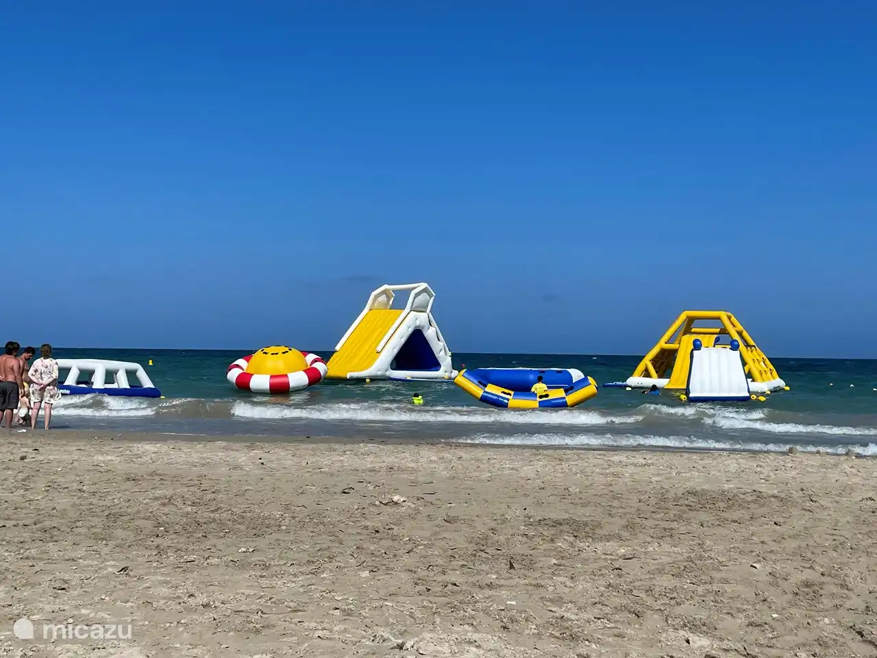 Das Meer ist 3 Kilometer vom Ferienhaus entfernt. Wassersport, Bootsverleih, Hüpfburgen auf dem Wasser, Spielplätze am und am Strand, ... alles ist zu finden!