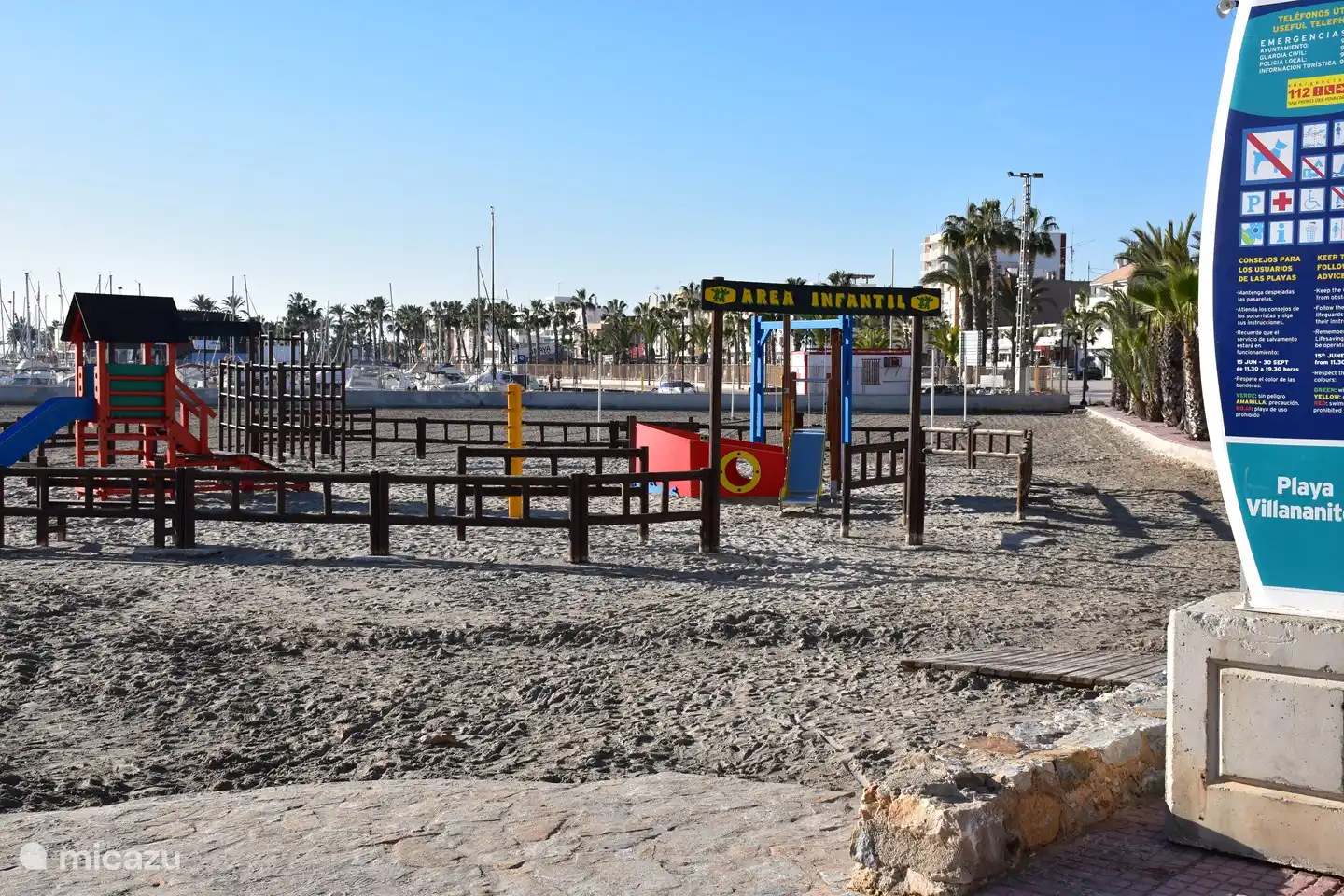 Das Meer ist 3 Kilometer vom Ferienhaus entfernt. Wassersport, Bootsverleih, Hüpfburgen auf dem Wasser, Spielplätze am und am Strand, ... alles ist zu finden!