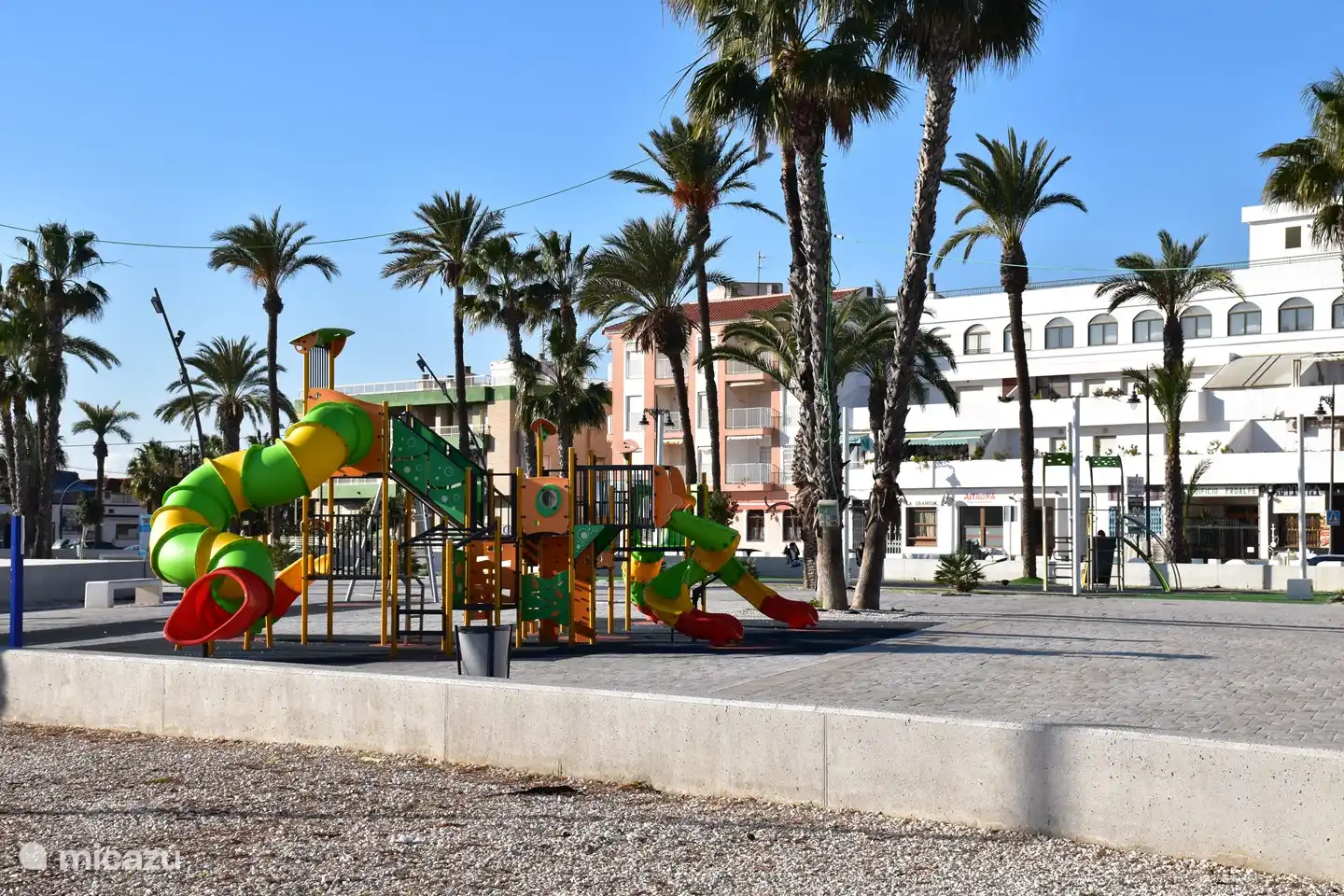 Das Meer ist 3 Kilometer vom Ferienhaus entfernt. Wassersport, Bootsverleih, Hüpfburgen auf dem Wasser, Spielplätze am und am Strand, ... alles ist zu finden!