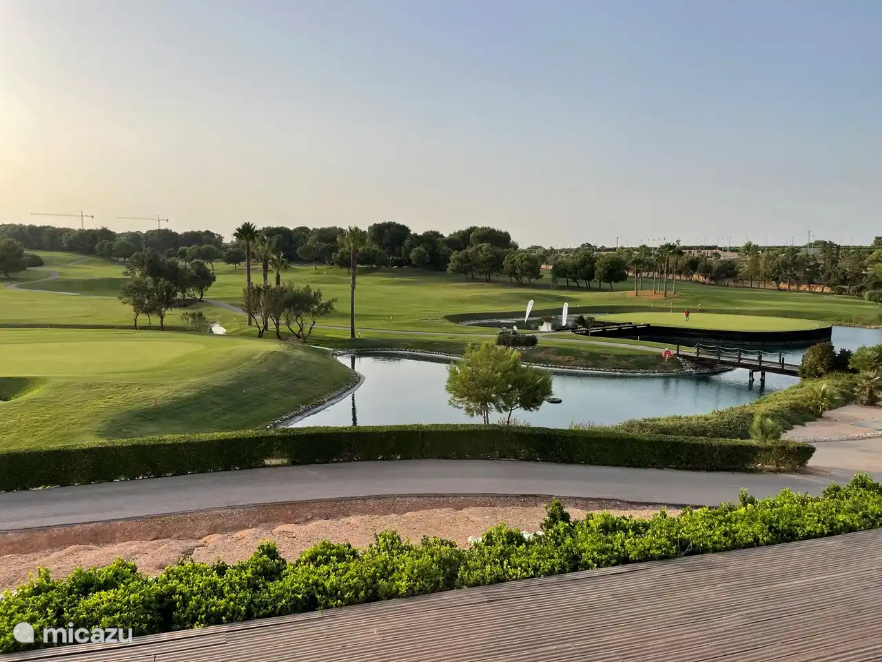 Für Golfbegeisterte gibt es 3 Golfplätze in der Nähe: Lo Romero Golf, La Finca Golf und Real Club de Golf Campoamor.