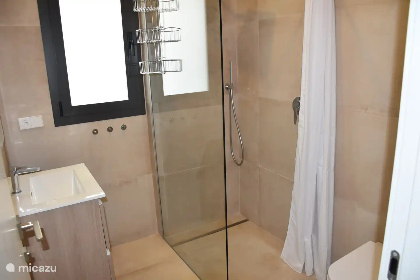 Das erste Badezimmer. Dies gehört zum Schlafzimmer mit Doppelbett. Dieses enthält ein Waschbecken, eine Dusche und eine Toilette. Handtücher sind im Mietpreis inbegriffen.