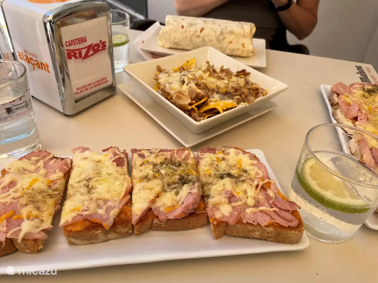 Rizo's finden Sie auf dem Platz in der Mitte. Sie können nicht nur Frühstück, sondern auch Sandwiches, Tacos und Eis bekommen. Auf diesem Platz gibt es auch mehrere Cafés, Restaurants und Bäckereien.