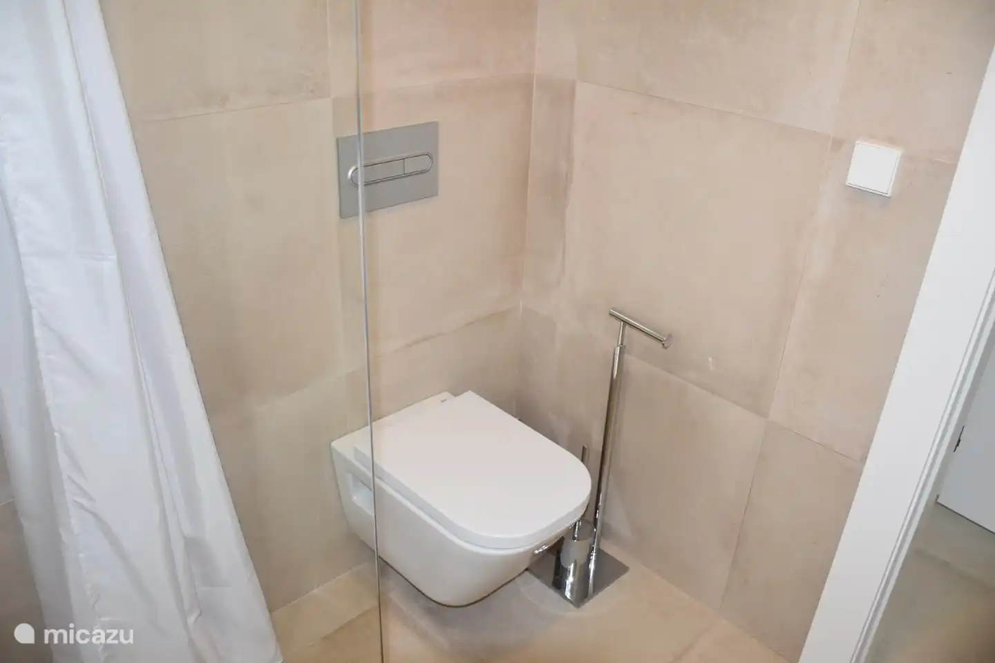 Das erste Badezimmer. Dies gehört zum Schlafzimmer mit Doppelbett. Dieses enthält ein Waschbecken, eine Dusche und eine Toilette. Handtücher sind im Mietpreis inbegriffen.