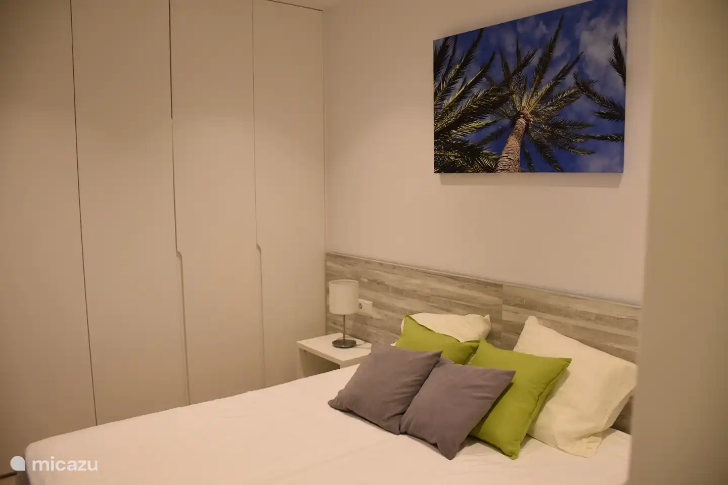 Schlafzimmer 2 mit Doppelbett, das in 2 Einzelbetten umgewandelt werden kann. Von diesem Raum gibt es auch einen direkten Zugang zum Patio. Dieses Schlafzimmer teilt sich das zweite Badezimmer mit Schlafzimmer 3. Jedes Schlafzimmer verfügt über Einbauschränke, Klimaanlage/Heizung und Rollläden.