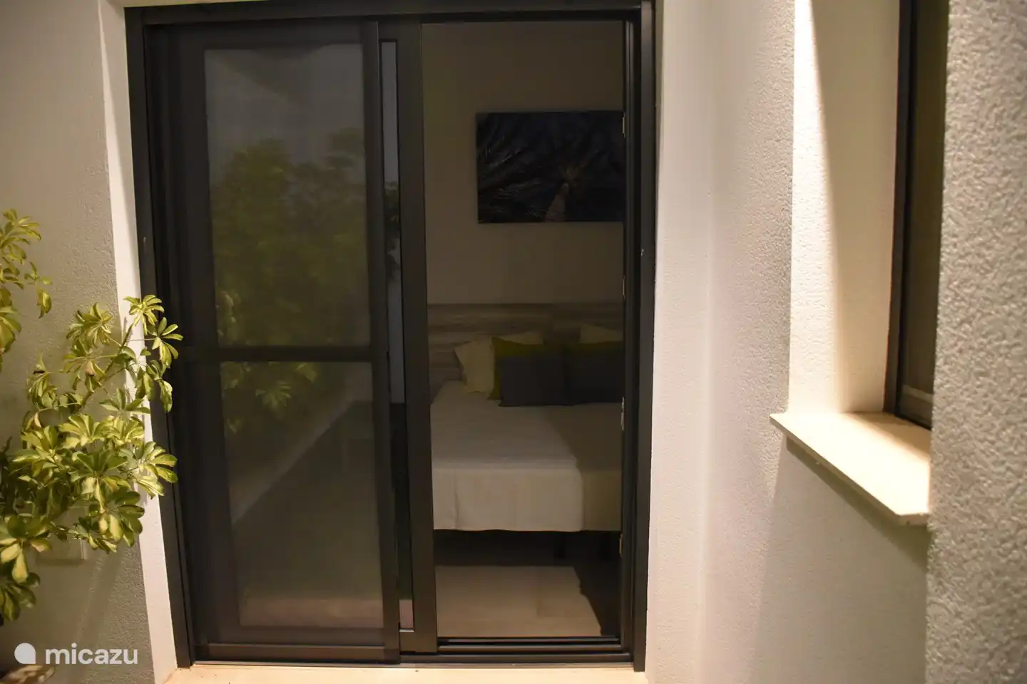 Schlafzimmer 2 mit Doppelbett, das in 2 Einzelbetten umgewandelt werden kann. Von diesem Raum gibt es auch einen direkten Zugang zum Patio. Dieses Schlafzimmer teilt sich das zweite Badezimmer mit Schlafzimmer 3. Jedes Schlafzimmer verfügt über Einbauschränke, Klimaanlage/Heizung und Rollläden.