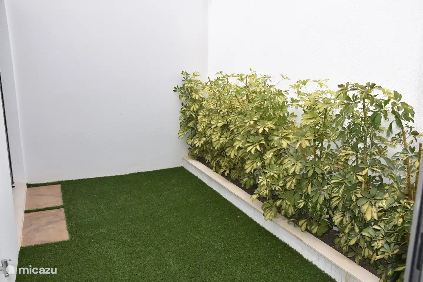 Terrasse, ideal um in Ruhe ein Buch zu lesen oder sogar die Wäsche auf dem Wäscheständer zu trocknen. Morgens ist es schattig; am Nachmittag ist dort die Sonne zu finden.