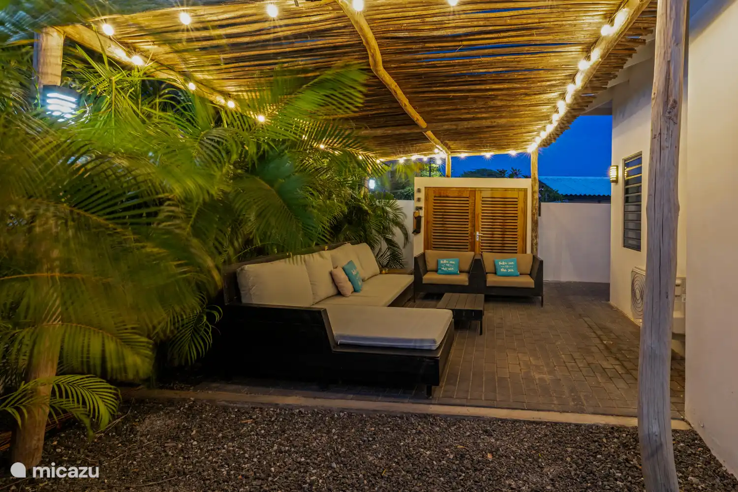 Lounge-Ecke bei Nacht