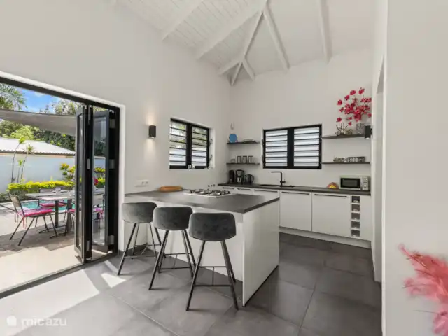 Villa Color Breeze | Curaçao, Curaçao-Centre, Dominguito - villa Cuisine adjacente à la terrasse