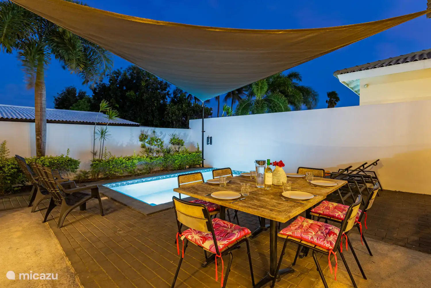 Gemütliches Essen nach Sonnenuntergang