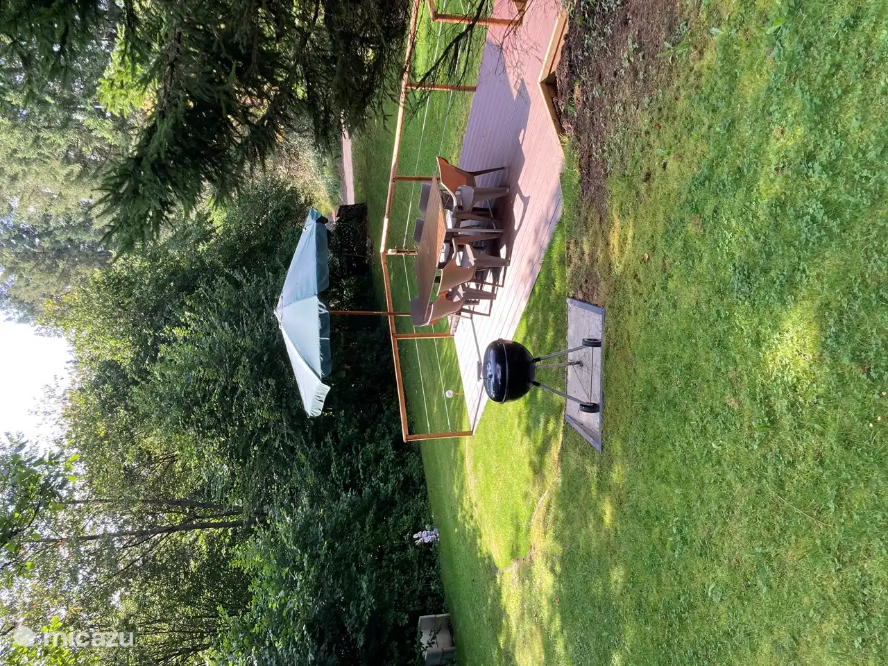 Terrasse dans le jardin de devant